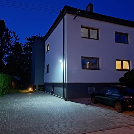 Vila Vekose - Apartman S Terasou A Zahradou Hradec Kralove Exterior photo