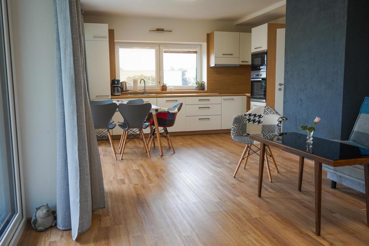 Vila Vekose - Apartman S Terasou A Zahradou Hradec Kralove Exterior photo