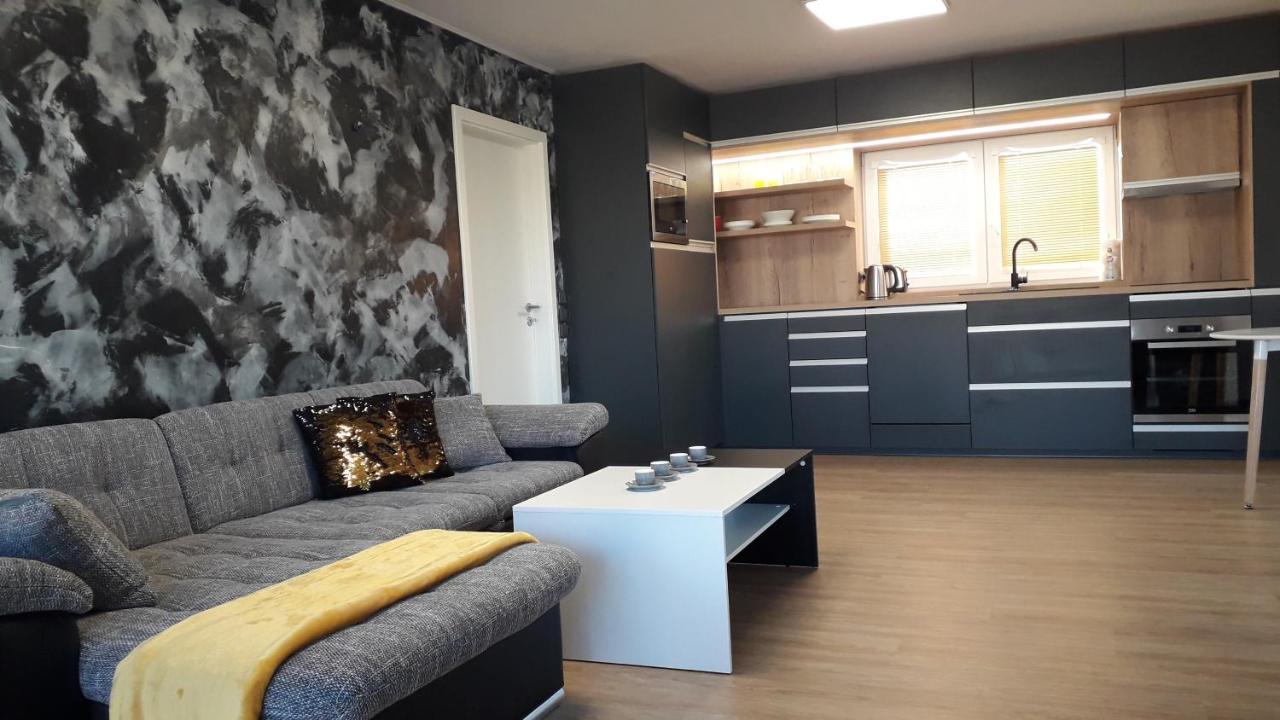 Vila Vekose - Apartman S Terasou A Zahradou Hradec Kralove Exterior photo