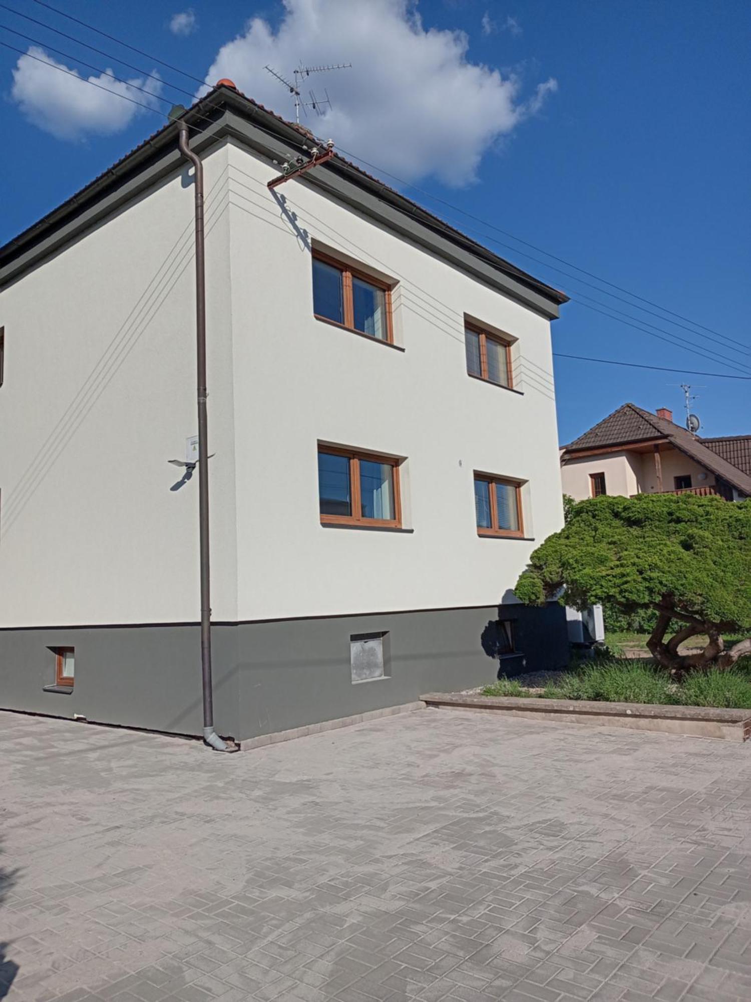 Vila Vekose - Apartman S Terasou A Zahradou Hradec Kralove Exterior photo