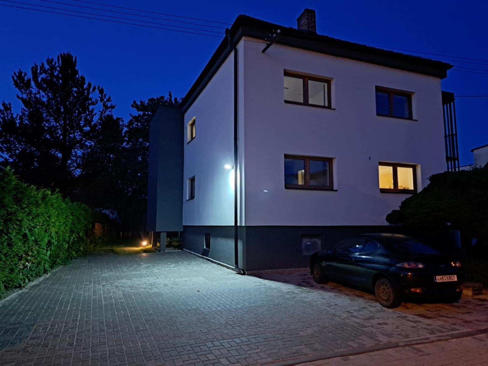 Vila Vekose - Apartman S Terasou A Zahradou Hradec Kralove Exterior photo