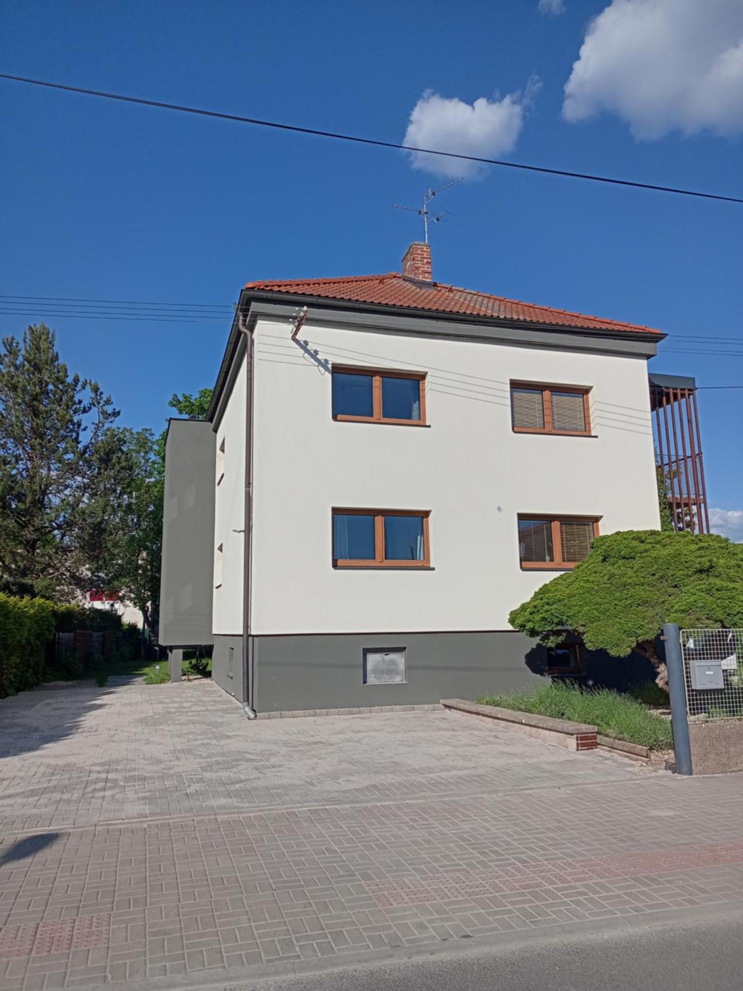 Vila Vekose - Apartman S Terasou A Zahradou Hradec Kralove Exterior photo